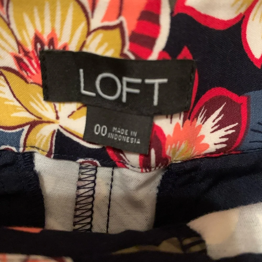NWOT LOFT Floral shorts. Size 00. - Picture 4 of 10